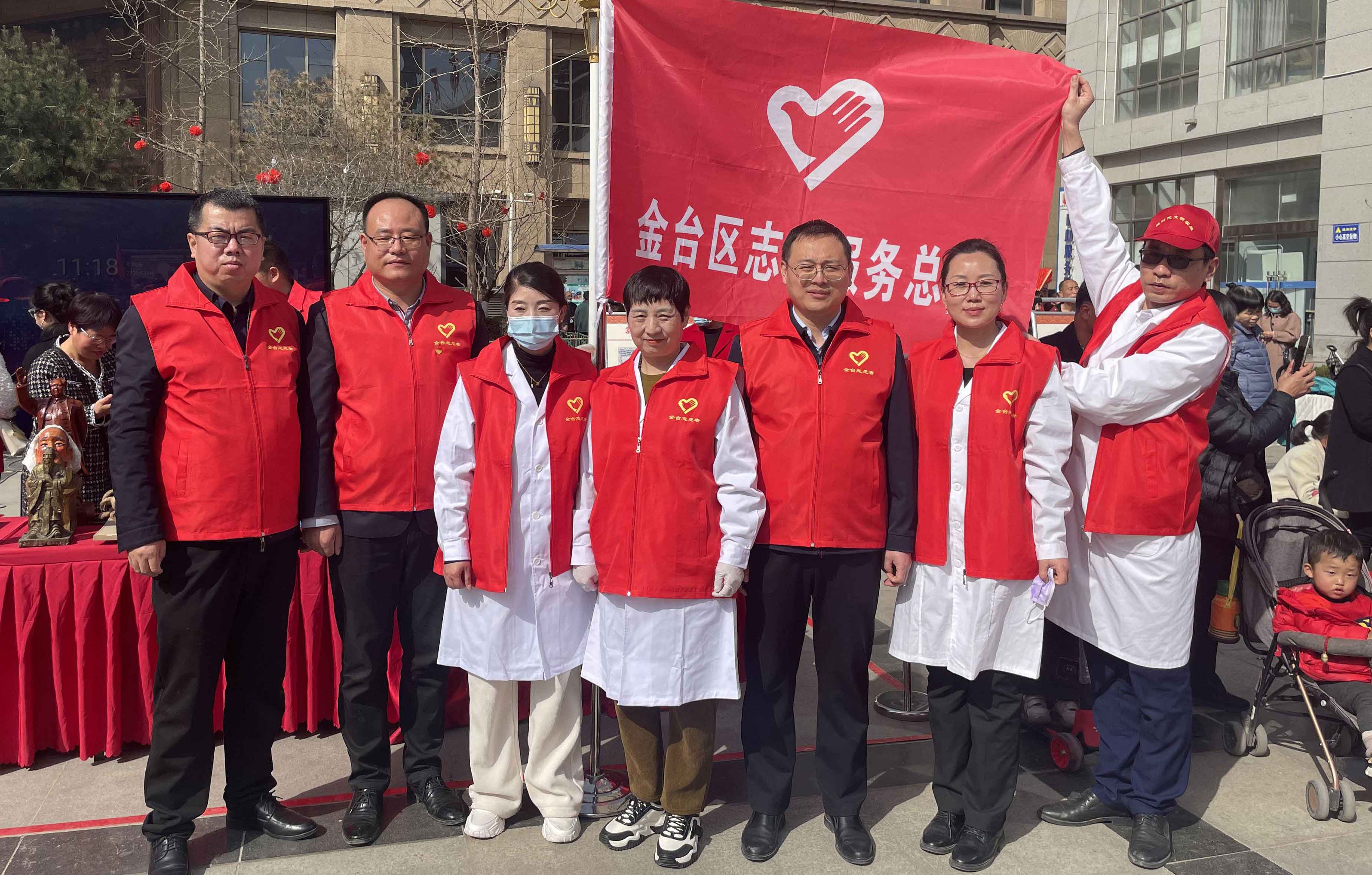  Yuan Yinhong, the inheritor of intangible cultural heritage, was invited to participate in the volunteer service activity of learning from Lei Feng in Baoji